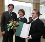 v.l.: Landeshauptmann Mag. Franz Voves mit Maria und Anton Hösch bei der Überreichung der Urkunde, die zur Führung des Steiermärkischen Landeswappens berechtigt. Fotos: Fa. Hösch 