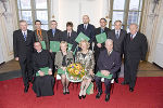von links stehend: Landeshauptmann-Vize Hermann Schützenhöfer, Dipl.-Ing. Herbert Willmann, Dipl.-Ing. Dr. Michael Donoser, MMMag. Dr. Thomas Penz, Univ.-Doz. Dr. Peter Fickert, Univ.-Doz. Dr. Ernst Kozeschnik, Univ.-Prof. DDr. Gerald Schöpfer und Landeshauptmann a.d. Dr. Josef Krainer. (sitzend von links): Superior Pater Mag. Karl Schauer, Christine Brunnsteiner, Univ.-Prof. Dr. Ulrike Leopold-Wildburger und General a.D. Karl Majcen. Foto Fischer.