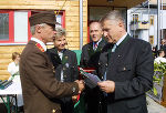 Bürgermeister Hermann Haberleitner (rechts) überreicht Kommandant Rudolf Bittinger im Beisein von Landeshauptmann Waltraud Klasnic und BR Heribert Bogensperger die Schlüssel des Rüsthauses. Foto Dusek. 