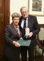 Landeshauptmann Waltraud Klasnic ehrt Dr. Josef Taus. Foto Fischer. 