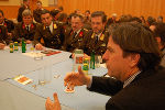 Landeshauptmann Franz Voves, umringt von Feuerwehrkommandanten. Foto: Sepp Reinprecht
