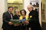 Landeshauptmann Franz Voves mit Gattin Ingrid, die Autoren Silvia Schilcher und Helmut Strobl bei der Buchpräsentation im Grazer Stadtmuseum, Foto: Frankl