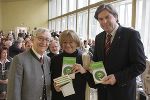 Sepp Trummer, Gerda Klimek und Landeshauptmann Mag. Franz Voves bei der Präsentation von Klimeks neuestem Buch „Mit dem Finger im Spinat“ in der Orangerie des Grazer Burggartens. Foto: Harry Stuhlhofer