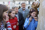 Landeshauptmann Waltraud Klasnic und Weizer Schulkinder beteiligten sich bereits gestern an dieser Aktion.  Foto Gerhard Dusek 