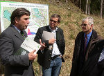 v.l.n.r.: Landeshauptmann Mag. Franz Voves im Gespräch mit Dipl-Ing. Gerhard Baumann, Leiter der WLV Steiermark  und dem Birkfelder Bürgermeister Franz Derler.Foto Franz Pöckelhofer jun.