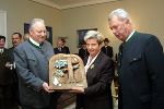 Dipl.-Ing. Luitpold Liechtenstein (links im Bild) und Landtagspräsident Ing. Hans Kinsky gratulieren Landeshauptmann Waltraud Klasnic zum „Grünen Zweig“. Foto Gerhard Dusek.