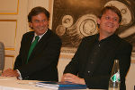 Landeshauptmann Mag. Franz Voves präsentierte den Vorarlberger Christoph Thoma als neuen Geschäftsführer der neu gegründeten Grazer Spielstätten GmbH. Foto: Landespressedienst