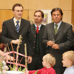 v.r.n.l.: LH Mag. Franz Voves gratulierte dem Ärztlichen Leiter Prim. Priv. Doz. Mag. DDr. Manfred Wonisch sowie dem Verwaltungsdirektor Gerald Unger zum 35-jährigen Jubiläum der Klinik. 