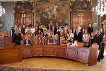 Schüler aus 14 Nationen und deren Gastfamilien zu Besuch bei Präsident Schrittwieser in der Landstube. Foto: Landtagsdirektion
