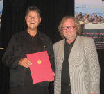 Ernst M. Binder und Landeshauptmann-Stellvertreter Dr. Kurt Flecker bei der Verleihung des Professorentitels im Saal der ISOP. Foto: Landespressedienst