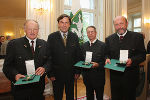 v.l.n.r.: Josef Glatz, LH Mag. Franz Voves, Alois Gschiel und Dipl. Ing. Dr. Friedrich Bouvier nach dem Festakt im weißen Saal der Grazer Burg. Foto: Frankl