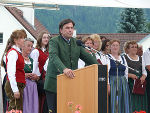 Landeshauptmann Mag. Franz Voves bei seiner Rede anlässlich der Eröffnung des neuen Dorfplatzes in Kammern, flankiert von den Damen des Frauensingkreises Kammern. Foto: Kastner & Partner