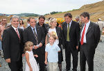 Beim Tunnelanschlag in Hengsberg: Infrastrukturminister Werner Faymann, Projektleiter Dipl.-Ing. Gerhard Gobiet, Nabg. Josef „Beppo“ Muchitsch, Landeshauptmann Mag. Franz Voves, Tunnelpa-tin Landesrätin Mag. Kristina Edlinger-Ploder und ÖBB-Holding AG-Vorstandssprecher Dipl.-Ing. Peter Klugar. Beim Tunnelanschlag in Hengsberg: Infrastrukturminister Werner Faymann, Projektleiter Dipl.-Ing. Gerhard Gobiet, Nabg. Josef „Beppo“ Muchitsch, Landeshauptmann Mag. Franz Voves, Tunnelpa-tin Landesrätin Mag. Kristina Edlinger-Ploder und ÖBB-Holding AG-Vorstandssprecher Dipl.-Ing. Peter Klugar.