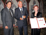 v.l.: Landeshauptmann Mag. Franz Voves überreichte gemeinsam mit Bürgermeisterin Mag. Brigitte Schwarz den Ehrenring an Peter Cervenka, Foto: Pekler