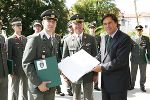 Militärkommandant Oberst Mag. Heinz Zöllner (Mitte) und LH Voves im Kreise der neuen Milizoffiziere; Foto: Militärkommando, Abdruck bei Quellenangabe honorarfrei Militärkommandant Oberst Mag. Heinz Zöllner (Mitte) und LH Voves im Kreise der neuen Milizoffiziere; Foto: Militärkommando, Abdruck bei Quellenangabe honorarfrei