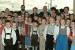 Mädchen und Buben der Musikschule St. Georgen ob Murau begrüßten (letzte Reihe von links) mit ihren Lehrerinnen Erika Lindschinger und Johanna Wieland Bürgermeister Thomas Wirnsberger, Landeshauptmann Waltraud Klasnic und Landtagsabgeordneten Hans Bacher. Mädchen und Buben der Musikschule St. Georgen ob Murau begrüßten (letzte Reihe von links) mit ihren Lehrerinnen Erika Lindschinger und Johanna Wieland Bürgermeister Thomas Wirnsberger, Landeshauptmann Waltraud Klasnic und Landtagsabgeordneten Hans Bacher.
