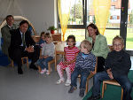 v.l.: Bürgermeister Josef Gangl, Landeshauptmann Mag. Franz Voves und Ursula Klampfer fühlten sich gemeinsam mit den KIndern in den neuen Räumlichkeiten wohl, Foto: Landespressedienst, bei Quellenangabe honorarfrei