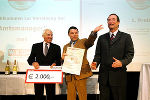 Dipl.-Ing. Alfred Hammler (Mitte) von der Fachabteilung 17A mit Dr. Renè Alfons Haiden (Bank Austria) und WKÖ-Präsident Dr. Christoph Leitl (rechts). Dipl.-Ing. Alfred Hammler (Mitte) von der Fachabteilung 17A mit Dr. Renè Alfons Haiden (Bank Austria) und WKÖ-Präsident Dr. Christoph Leitl (rechts).