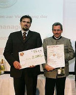 Dipl.-Ing. Erich Gungl von der Fachabteilung 19D (rechts) mit einem ARA-Vertreter als Sponsor des Preises. Dipl.-Ing. Erich Gungl von der Fachabteilung 19D (rechts) mit einem ARA-Vertreter als Sponsor des Preises.