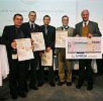 (von links) Dr. Hagen Peter Lindner (BH Murau), Ing. Gerhard Steiger (Baubezirksleitung Judenburg), Ing. Mario Weiß (Arbeitsinspektorat Leoben) und Dipl.-Ing. Dr. Walter Ribitsch (Fachabteilung 17 B) mit einem UNIQA-Vertreter als Sponsor des Preises. (von links) Dr. Hagen Peter Lindner (BH Murau), Ing. Gerhard Steiger (Baubezirksleitung Judenburg), Ing. Mario Weiß (Arbeitsinspektorat Leoben) und Dipl.-Ing. Dr. Walter Ribitsch (Fachabteilung 17 B) mit einem UNIQA-Vertreter als Sponsor des Preises.