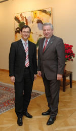 Auch Landeshauptmann-Stv. Hermann Schützenhöfer stattete Mag. Kühnel einen Besuch ab. Auch Landeshauptmann-Stv. Hermann Schützenhöfer stattete Mag. Kühnel einen Besuch ab.