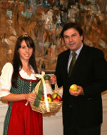 Die amtierende Apfelkönigin Marion I. mit LH Voves, Abdruck bei Quellenangabe honorarfrei © Landespressedienst Die amtierende Apfelkönigin Marion I. mit LH Voves, Abdruck bei Quellenangabe honorarfrei