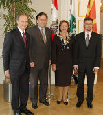 v.l.: Mag. Franz Kerber (Vorstandsmitglied der Steiermärkischen Sparkasse), Landeshauptmann Mag. Franz Voves, Dr. Vesna Borozan (Botschafterin Mazedoniens in Österreich) und Vize-Premier Mag. Zoran Stavreski. v.l.: Mag. Franz Kerber (Vorstandsmitglied der Steiermärkischen Sparkasse), Landeshauptmann Mag. Franz Voves, Dr. Vesna Borozan (Botschafterin Mazedoniens in Österreich) und Vize-Premier Mag. Zoran Stavreski.