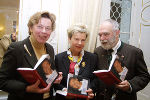 v.l.n.r. Hanna Molden, LH Waltraud Klasnic mit Buchautor Hans Janitschek, Foto: Dusek