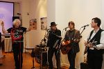 ... und Woazboart mit Nebenerwerbs-Politiker Teddy Gruber (links) bot EU-konformen "Stoarkstrom unplugged", also "erdige Musik aus eigenem Anbau. ... und Woazboart mit Nebenerwerbs-Politiker Teddy Gruber (links) bot EU-konformen "Stoarkstrom unplugged", also "erdige Musik aus eigenem Anbau.