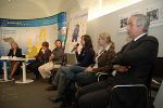 von links: Der Expertentisch mit Brigitte Hasewend von der TU Graz und Christian Ehetreiber von der ARGE Jugend gegen Gewalt - und die Gäste des Jugendworkshops von links: Der Expertentisch mit Brigitte Hasewend von der TU Graz und Christian Ehetreiber von der ARGE Jugend gegen Gewalt - und die Gäste des Jugendworkshops