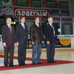 Vl. IIHF Chairman Murray Costello, Bürgermeister Mag. Siegfried Nagl, Landeshauptmann Mag. Franz Voves und ÖEHV Präsident Dr. Dieter Kalt bei der Eröffnung der Damen Eishockey-WM 2009 im Eisstadion Graz-Liebenau.