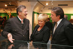 v.l.: Landesarchivdirektor Dr. Josef Riegler führte Landeshauptmann Mag. Franz Voves und Gattin Ingrid durch die Ausstellung und erklärte einige Exponate. © Fotos: Landespressedienst; Abdruck bei Quellenangabe honorarfrei; v.l.: Landesarchivdirektor Dr. Josef Riegler führte Landeshauptmann Mag. Franz Voves und Gattin Ingrid durch die Ausstellung und erklärte einige Exponate.