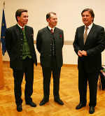 v.l.: Franz Meran, Dr. Franz Harnoncourt-Unverzagt und Landeshauptmann Mag. Franz Voves bei der Ausstellungseröffnung. v.l.: Franz Meran, Dr. Franz Harnoncourt-Unverzagt und Landeshauptmann Mag. Franz Voves bei der Ausstellungseröffnung.