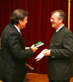 Das erste Buch zur aktuellen Ausstellung erhiehlt Landeshauptmann Mag. Franz Voves von Landesarchivdirektor Dr. Josef Riegler persönlich überreicht. Das erste Buch zur aktuellen Ausstellung erhiehlt Landeshauptmann Mag. Franz Voves von Landesarchivdirektor Dr. Josef Riegler persönlich überreicht.