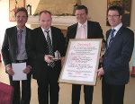 Der mit dem „Goldenen Ziegel“ geehrte Prof. Dipl.-Ing. Dr. Rudolf Suntinger-Schrampf mit den Vertretern der Geschäftsleitung Ing. Johann Herold (links), Mag. Christian Weinhapl und Mag. Herbert Klawatsch. © Landespressedienst Der mit dem „Goldenen Ziegel“ geehrte Prof. Dipl.-Ing. Dr. Rudolf Suntinger-Schrampf mit den Vertretern der Geschäftsleitung Ing. Johann Herold (links), Mag. Christian Weinhapl und Mag. Herbert Klawatsch.