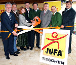 v.l.n.r. LAbg. Dir. Franz Majcen, LAbg. Günther Prutsch, Weinkönigin Sigrid Platzer, Bürgermeister Martin Weber, Landeshauptmann Mag. Franz Voves, Gerhard Wendl, Vorstand der JUFA Gästehäuser, LAbg. Anton Gangl und Vizebürgermeister Leopold Reiß.  © JUFA Gästehäuser