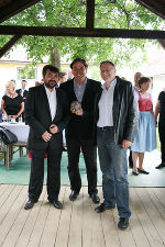 v.r.: Der Sieger des Lambudl-Turniers Konsul Mag. Tino Pölzer (Lettland) mit Landeshauptmann Mag. Franz Voves und dem Gatten der rumänischen Botschafterin Adrian Davidoiu. v.r.: Der Sieger des Lambudl-Turniers Konsul Mag. Tino Pölzer (Lettland) mit Landeshauptmann Mag. Franz Voves und dem Gatten der rumänischen Botschafterin Adrian Davidoiu.