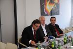 Beim Studium der Produktpalette: LH Voves zeigt sich begeistert von der Produktvielfalt. © Fotos: Maschinenfabrik Liezen und Gießerei Ges.m.b.H. Beim Studium der Produktpalette: LH Voves zeigt sich begeistert von der Produktvielfalt.