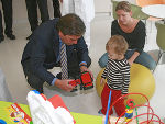 LH Voves im Aufenthaltsraum mit dem kleinen Paul und seiner Mama Nina Kropsch. LH Voves im Aufenthaltsraum mit dem kleinen Paul und seiner Mama Nina Kropsch.