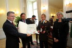 v.l.n.r. Vertreter der Brauunion Österreich AG wird von Mag. Franz Voves, Landesfeuerwehrkommandant Albert Kern und  LH WK-Vizepräsidentin Mag. Regina Friedrich augezeichnet