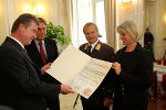 v.l.n.r. Vertreter der Stmk. Krankenhausanstalten GesmbH wird von Mag. Franz Voves, Landesfeuerwehrkommandant Albert Kern und  LH WK-Vizepräsidentin Mag. Regina Friedrich augezeichnet