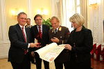 v.l.n.r. Vertreter der Voestalpine Austria Draht GmbH wird von Mag. Franz Voves, Landesfeuerwehrkommandant Albert Kern und  LH WK-Vizepräsidentin Mag. Regina Friedrich augezeichnet