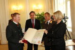 v.l.n.r. Vertreter der Schlosserei Karl Ferk jun. wird von Mag. Franz Voves, Landesfeuerwehrkommandant Albert Kern und  LH WK-Vizepräsidentin Mag. Regina Friedrich augezeichnet