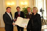 v.l.n.r. Vertreter von Assmann Ladenbau Leibnitz GmbH wird von Mag. Franz Voves, Landesfeuerwehrkommandant Albert Kern und  LH WK-Vizepräsidentin Mag. Regina Friedrich augezeichnet