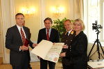 v.l.n.r. Vertreter der Voestalpine Stahl Donawitz GmbH wird von Mag. Franz Voves, Landesfeuerwehrkommandant Albert Kern und  LH WK-Vizepräsidentin Mag. Regina Friedrich augezeichnet