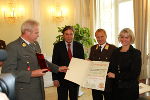 v.l.n.r. Vertreter der Heeresmunitionsanstalt Klagenfurt, Munitionslagerabteilung Hieflau wird von Mag. Franz Voves, Landesfeuerwehrkommandant Albert Kern und  LH WK-Vizepräsidentin Mag. Regina Friedrich augezeichnet