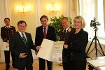 v.l.n.r. Vertreter der Montanuniversität Leoben wird von Mag. Franz Voves, Landesfeuerwehrkommandant Albert Kern und  LH WK-Vizepräsidentin Mag. Regina Friedrich augezeichnet