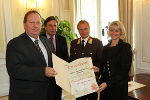v.l.n.r. Vertreter der Georg Fischer GmbH & CoKG Altenmarkt wird von Mag. Franz Voves, Landesfeuerwehrkommandant Albert Kern und  LH WK-Vizepräsidentin Mag. Regina Friedrich augezeichnet