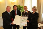 v.l.n.r. Vertreter der Maschinenfabrik Liezen & Gießerei GmbH wird von Mag. Franz Voves, Landesfeuerwehrkommandant Albert Kern und  LH WK-Vizepräsidentin Mag. Regina Friedrich augezeichnet