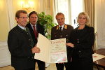 v.l.n.r. Vertreter des E-Werk Gröbming wird von Mag. Franz Voves, Landesfeuerwehrkommandant Albert Kern und  LH WK-Vizepräsidentin Mag. Regina Friedrich augezeichnet